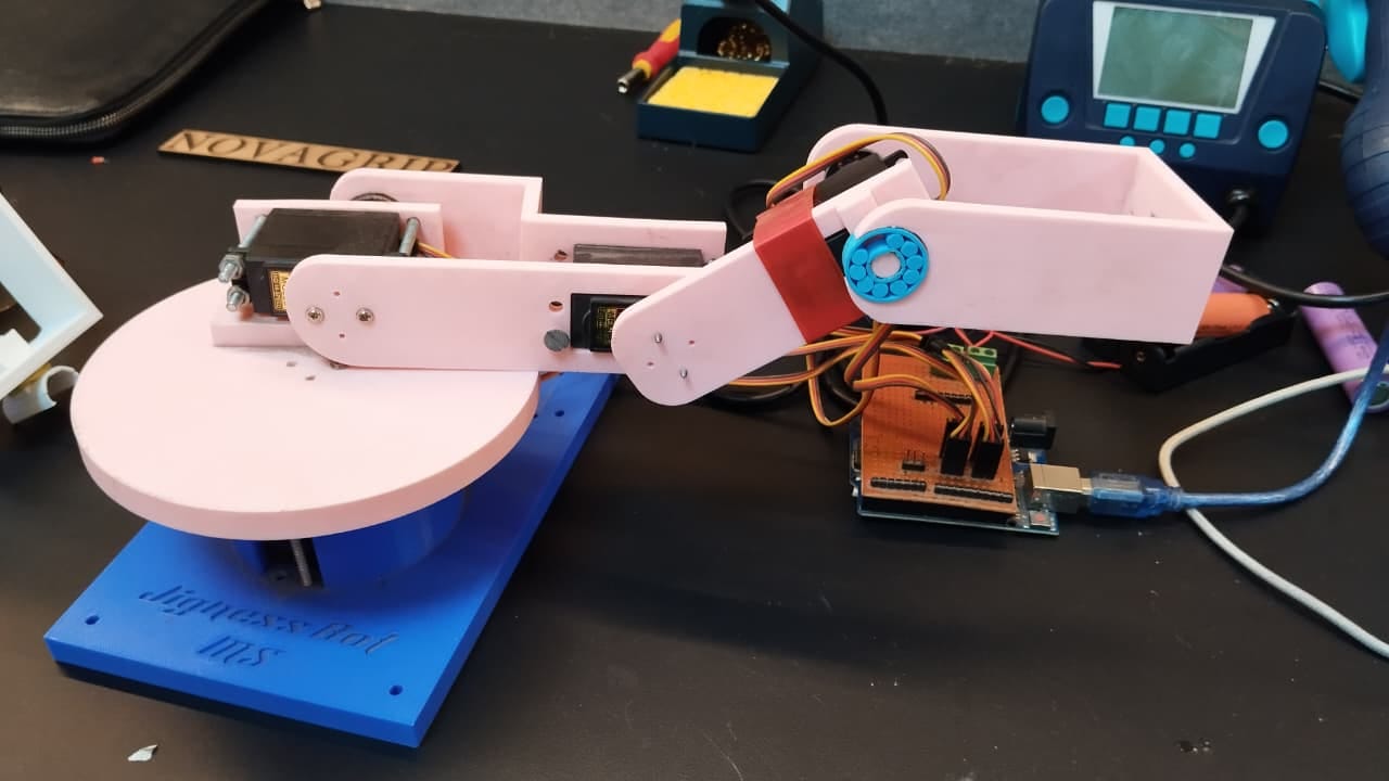 4-DOF Computer Vision Gesture-Controlled Robotic Arm (image 1 of 5)